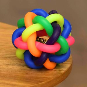 Игрушка для собак, цветной резиновый плетёный мяч с маленьким колокольчиком (4 см)